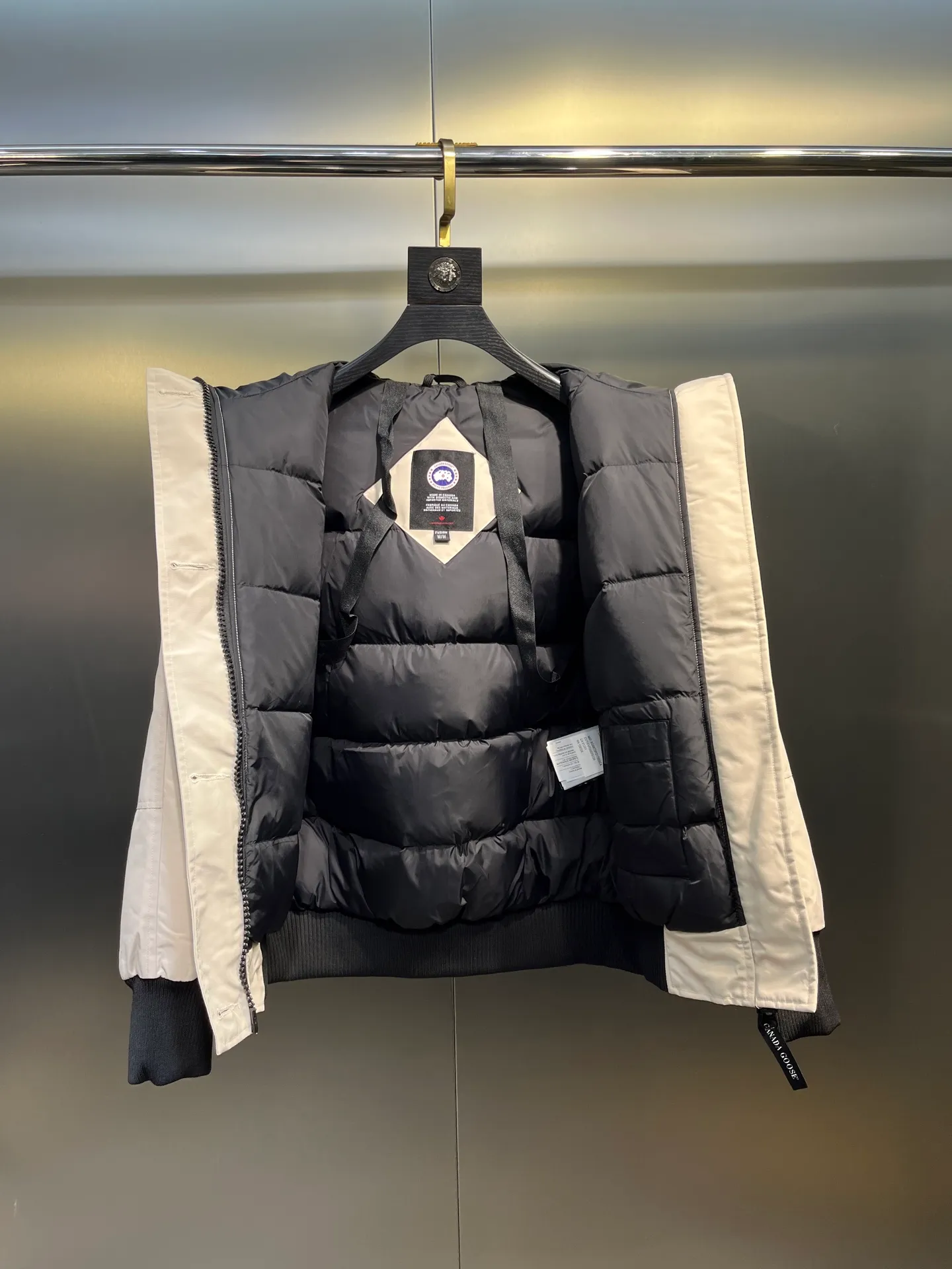 P780 CANADA GOOES 02 model Chilliwa bomber jacket 02 model, chosen by Arctic and Antarctic scientific expedition teams as their cold-proof equipment, the Rolls-Royce of down jackets. ➖ Industry-leading anti-counterfeiting chip sensing. ➖ Imported Behringer embroidery machines and customized embroidery labels, the highest level and industry leading. ➖ Imported Korean 21-count polyester-cotton blended original fabric, TC85 waterproof coated fabric, water-repellent, windproof and wear-resistant. ➖ The new national standard 80 white duck down is filled with an average of 520 grams of down. The amount of down filled is industry-leading. ➖ 100% nylon lon lining with double double-layer sealing design to prevent velvet running, seamless thread design on cuffs! ➖ Western Canadian Green Wolf Collar. ➖ Yoshida YKK provides original factory-customized electroplated sliders. YKK two-way lockable zippers are tight and smooth and do not peel off paint. ➖ 3M composite Velcro is durable and the accessories and hardware are all custom-made. Note: Our copywriting is only simple and clear. Instead of bragging about the copywriting, it is better to compare and understand with samples. Only for the purest, most focused, most professional, highest quality, and highest sex!  size：xs-xl